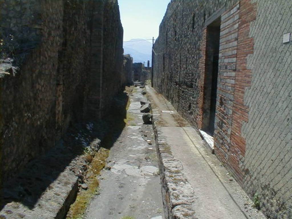 Vicolo del Farmacista between VII.6 and VII.16. Looking south from junction with Via delle Terme. May 2004.