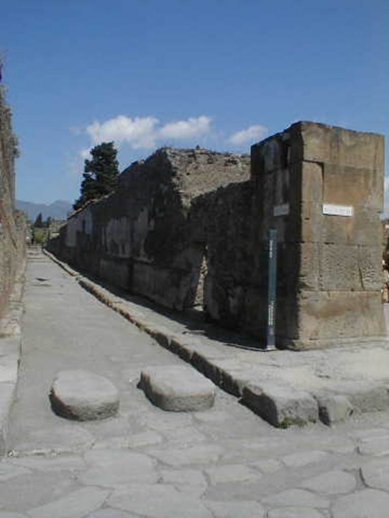 Vicolo del Fauno between VI.10 and VI.12. Looking north from junction with Via della Fortuna. September 2004.