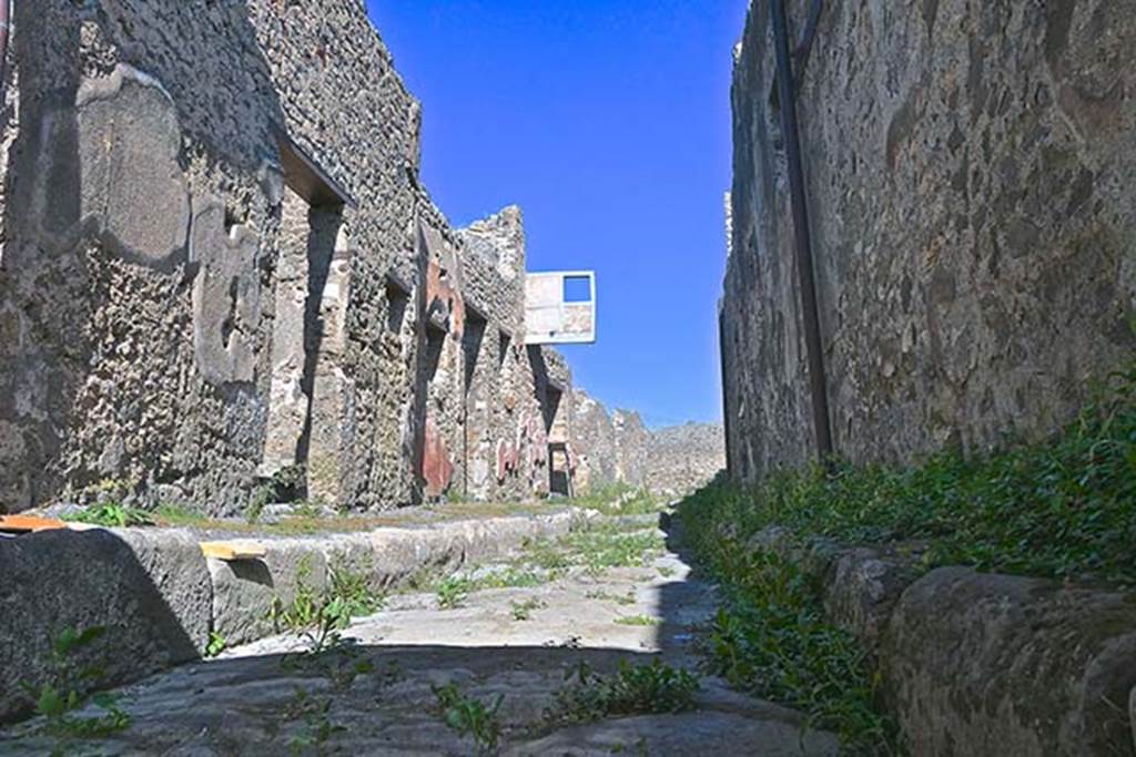 Vicolo del Gallo, Pompeii. September 2018. Looking east along vicolo from outside of VII.15.2.
Photo courtesy of Michael Binns.
