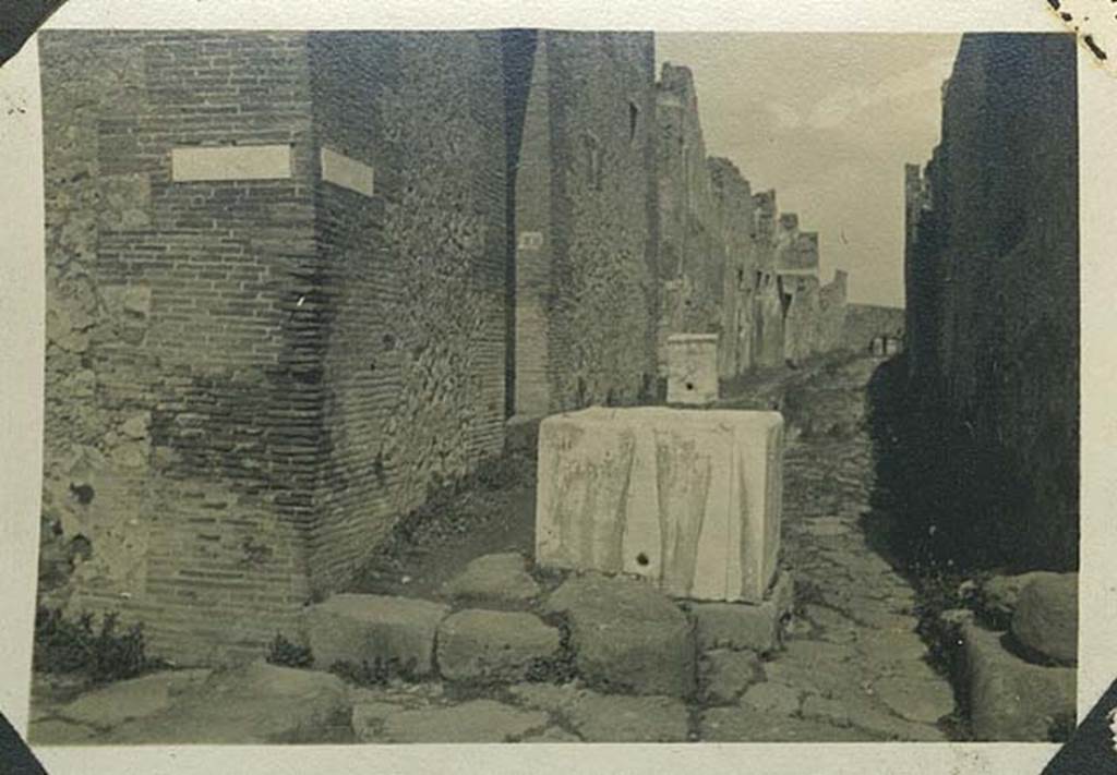 Vicolo del Gallo and fountain, Pompeii. 29th March 1922. Looking north-east towards roadway between VII.15 and VII.7. Photo courtesy of Rick Bauer.
