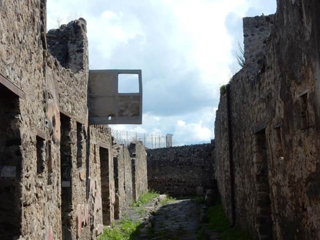 Vicolo del Gallo, Pompeii. May 2018. Looking east from near VII.15.5. photo courtesy of Buzz Ferebee.