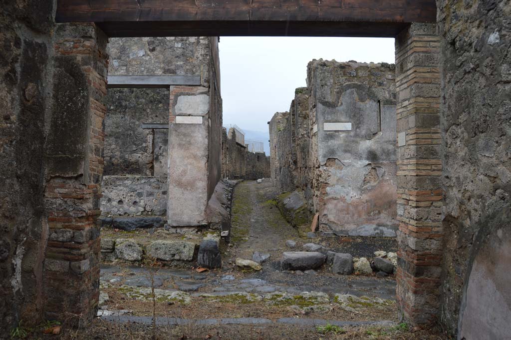 Vicolo del Gallo, Pompeii. March 2018. 
Looking south from entrance doorway at VII.6.34 into Vicolo dei Soprastanti, and across to junction with Vicolo del Gallo.
Foto Taylor Lauritsen, ERC Grant 681269 DÉCOR

