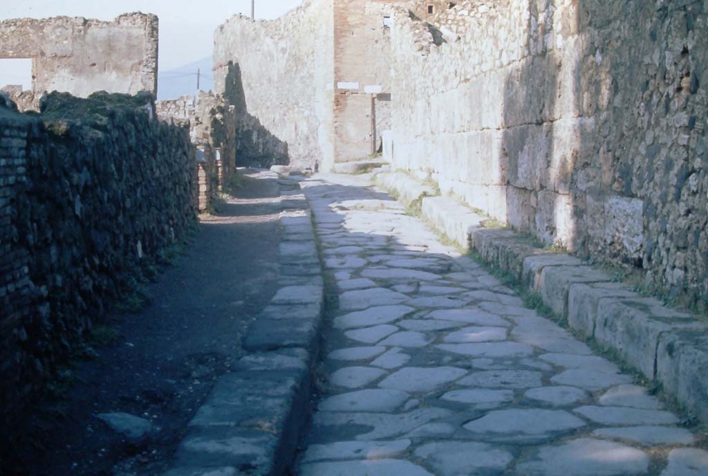 VII.15.1 Pompeii. Undated watercolour by Luigi Bazzani.
Entrance doorway behind fountain in Vicolo del Gallo, in centre.
Photo © Victoria and Albert Museum. Inventory number 1431-1901.
