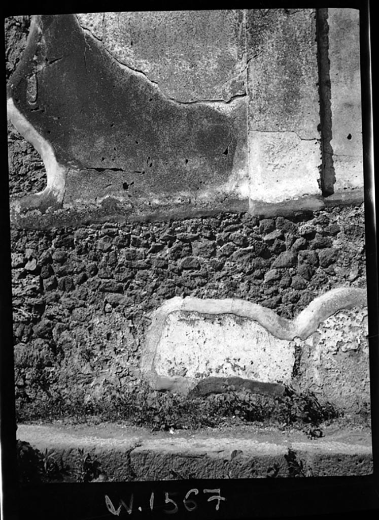 230687 Bestand-D-DAI-ROM-W.1568.jpg
Vicolo del Labirinto, west side. W.1568. Looking north along side of VI.12 2/5 with remains of wall plaster.
Photo by Tatiana Warscher. With kind permission of DAI Rome, whose copyright it remains. 
See http://arachne.uni-koeln.de/item/marbilderbestand/230687 
