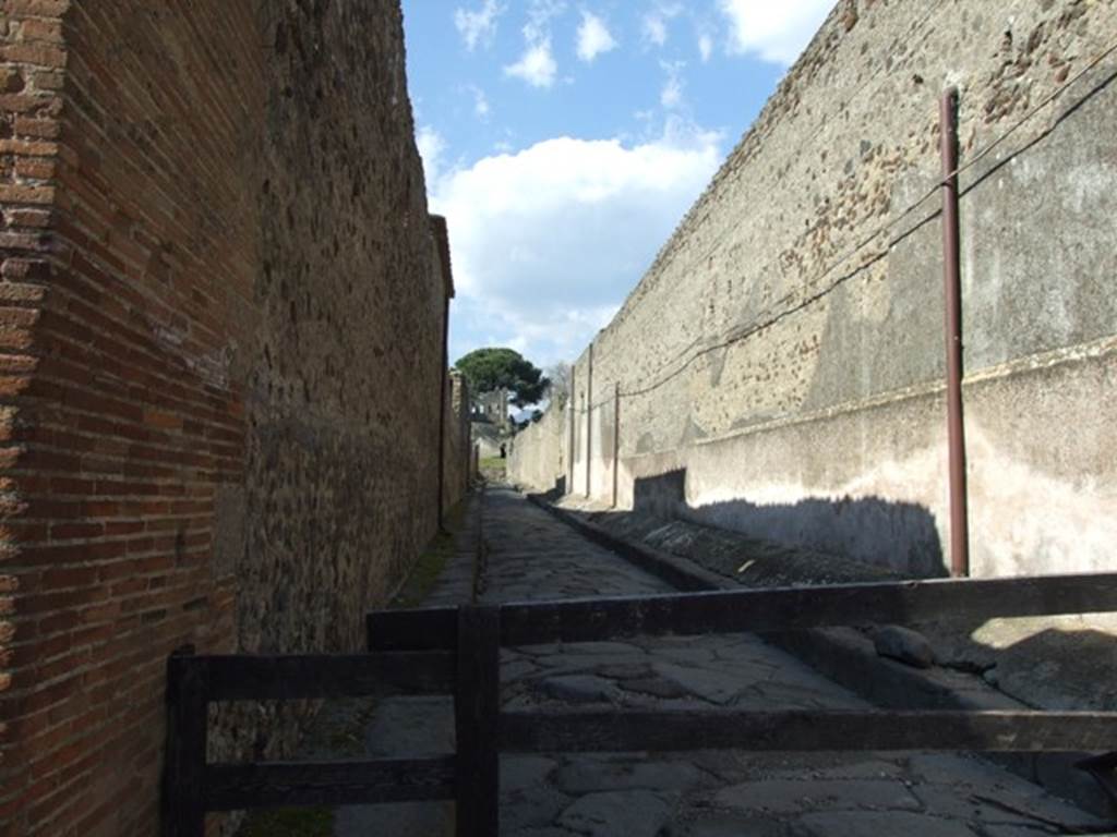 Vicolo del Labirinto, east side, Pompeii. March 2019. Looking north along rear of VI.15.1, the House of Vettii.
Foto Taylor Lauritsen, ERC Grant 681269 DÉCOR.
