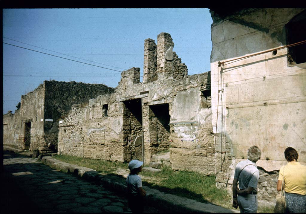 Vicolo del Menandro. North side. Looking west towards the junction with Vicolo del Citarista. 
Photographed 1970-79 by Günther Einhorn, picture courtesy of his son Ralf Einhorn.
