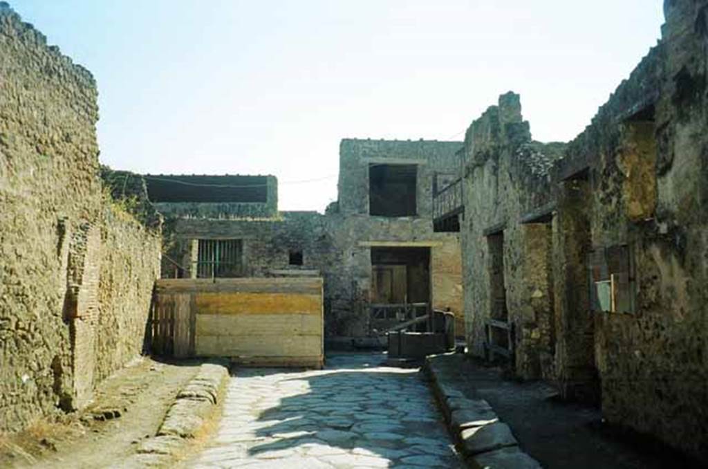 Vicolo del Menandro, June 2010. Looking east to end of the Vicolo with its junction with Vicolo di Paquius Proculus. Photo courtesy of Rick Bauer.
