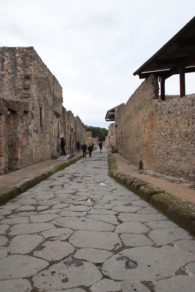 Vicolo del Menandro, Pompeii. October 2020. 
Looking west between I.10 and I.6. during the year of the pandemic. Photo courtesy of Klaus Heese.
