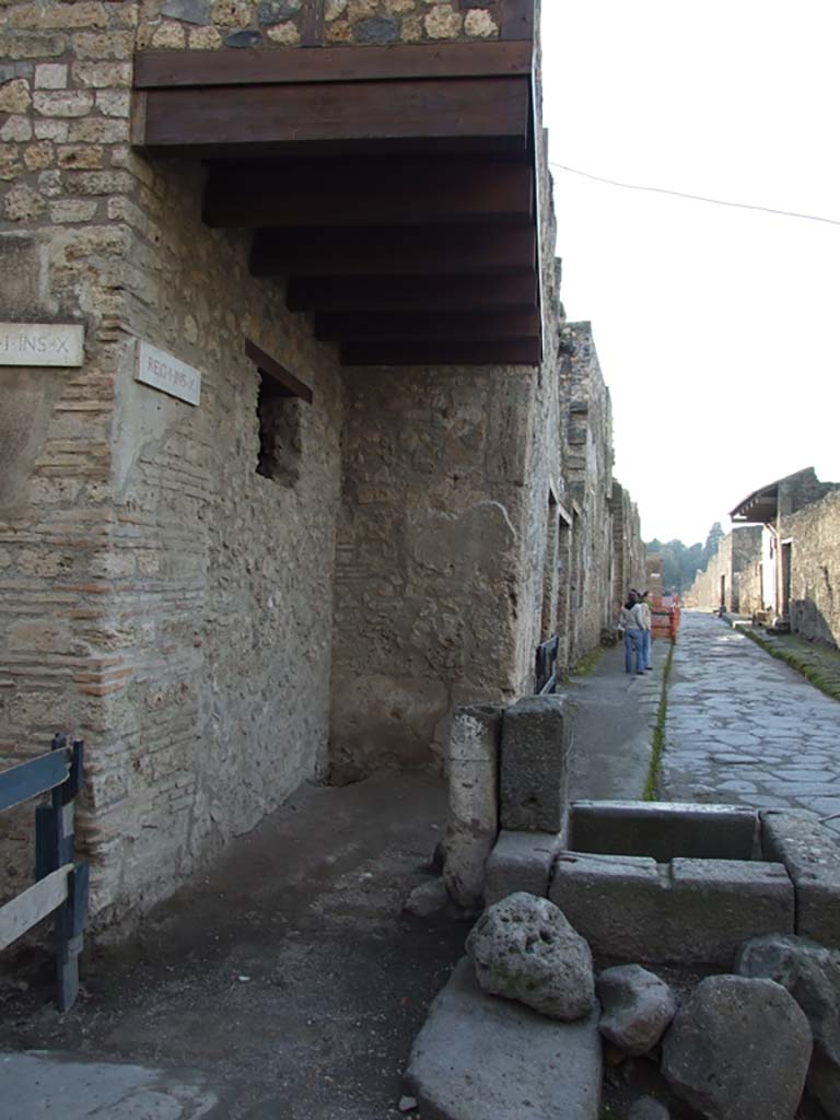 Vicolo del Menandro, south side near I.10.1. December 2006.
Looking west from junction with Vicolo di Paquius Proculus. 
