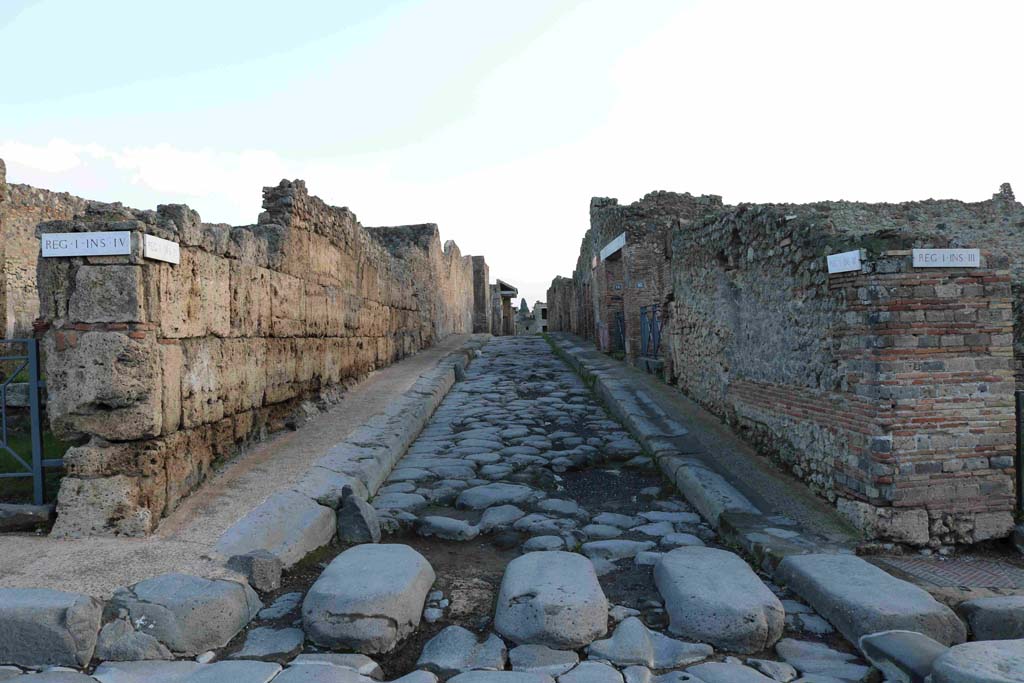 Vicolo del Menandro, Pompeii. December 2018. 
Looking east along Vicolo between I.4 and I.3, from crossroad junction with Via Stabiana. Photo courtesy of Aude Durand.
