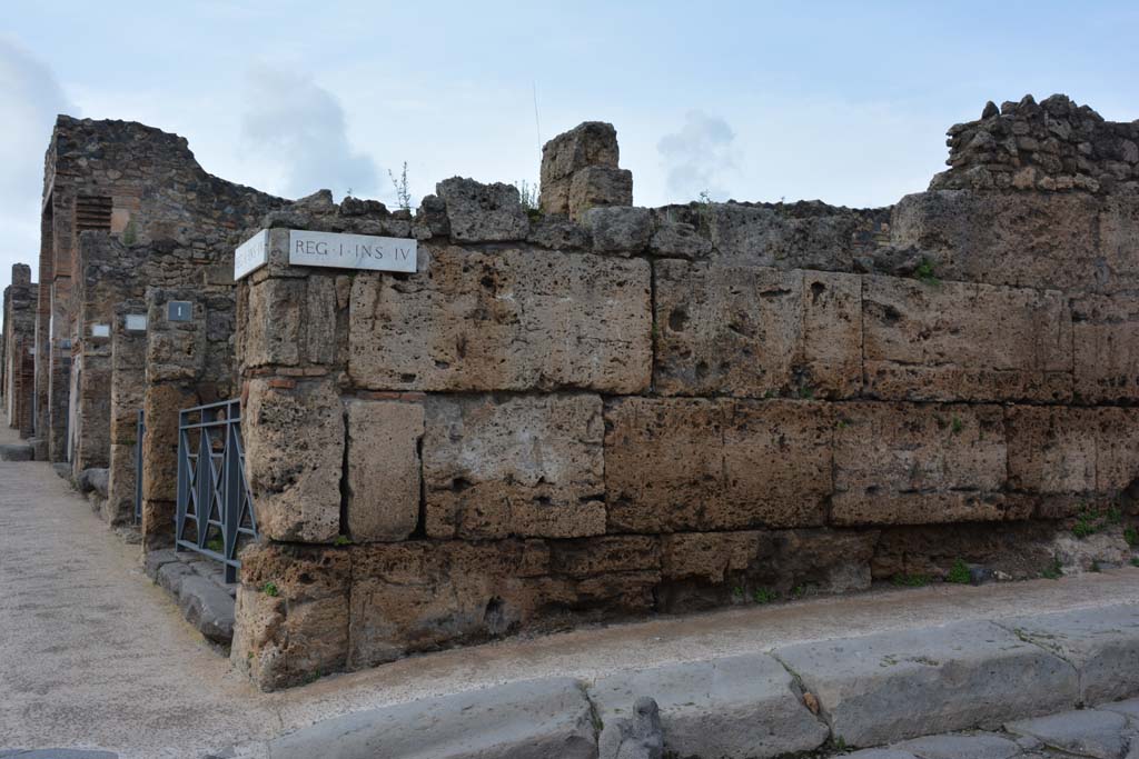 Vicolo del Menandro, north side, Pompeii. March 2018.  
Looking north towards I.4.1, side wall, at crossroad junction with Via Stabiana, on left. 
Foto Tobias Busen, ERC Grant 681269 DÉCOR.
