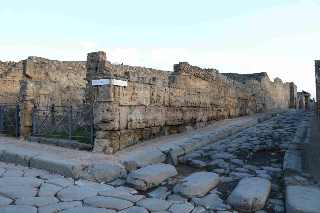 Vicolo del Menandro, north side. December 2018. Looking east from junction with Via Stabiana. Photo courtesy of Aude Durand.