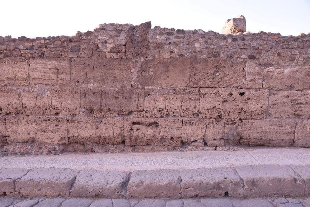 Vicolo del Menandro, north side, Pompeii. October 2019. Detail of perimeter wall. 
Foto Tobias Busen, ERC Grant 681269 DÉCOR.
