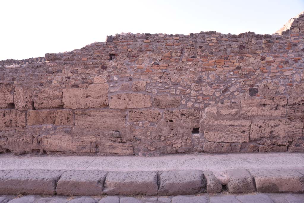 Vicolo del Menandro, north side, Pompeii. October 2019. Detail of perimeter wall. 
Foto Tobias Busen, ERC Grant 681269 DÉCOR.


