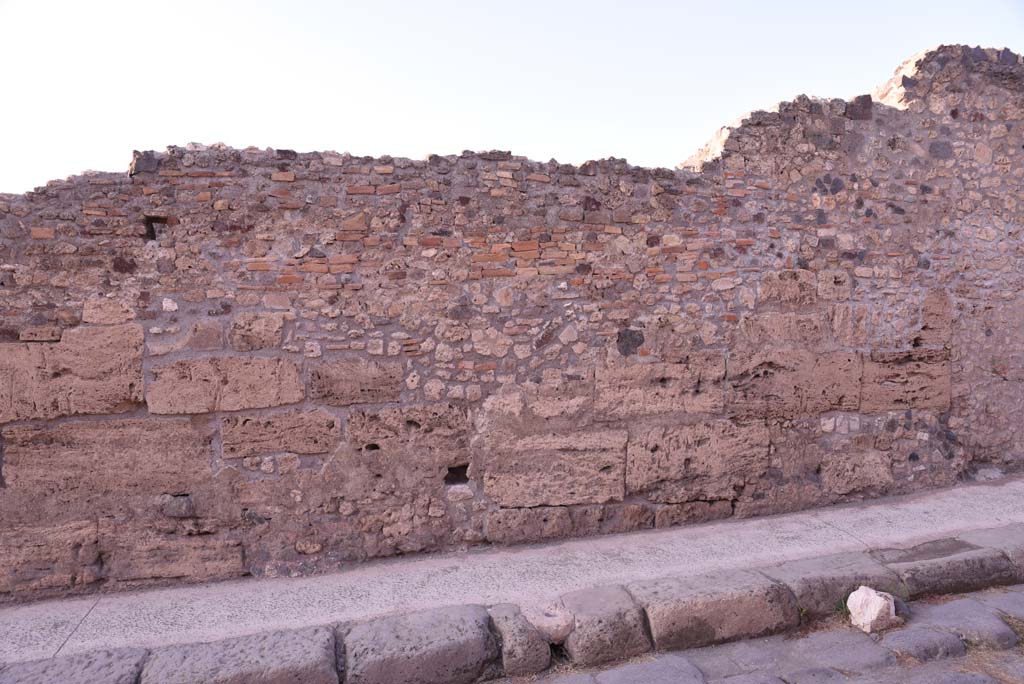 Vicolo del Menandro, north side, Pompeii. October 2019. Detail of perimeter wall. 
Foto Tobias Busen, ERC Grant 681269 DÉCOR.
