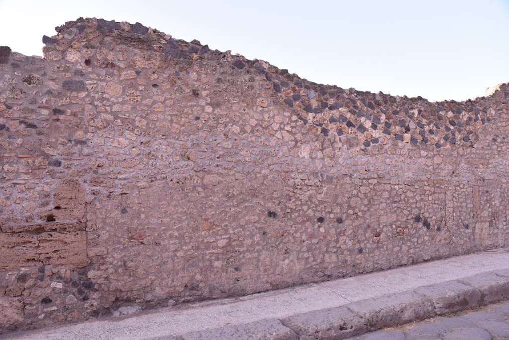 Vicolo del Menandro, north side, Pompeii. October 2019. Detail of south perimeter wall of Insula.
Foto Tobias Busen, ERC Grant 681269 DÉCOR.
