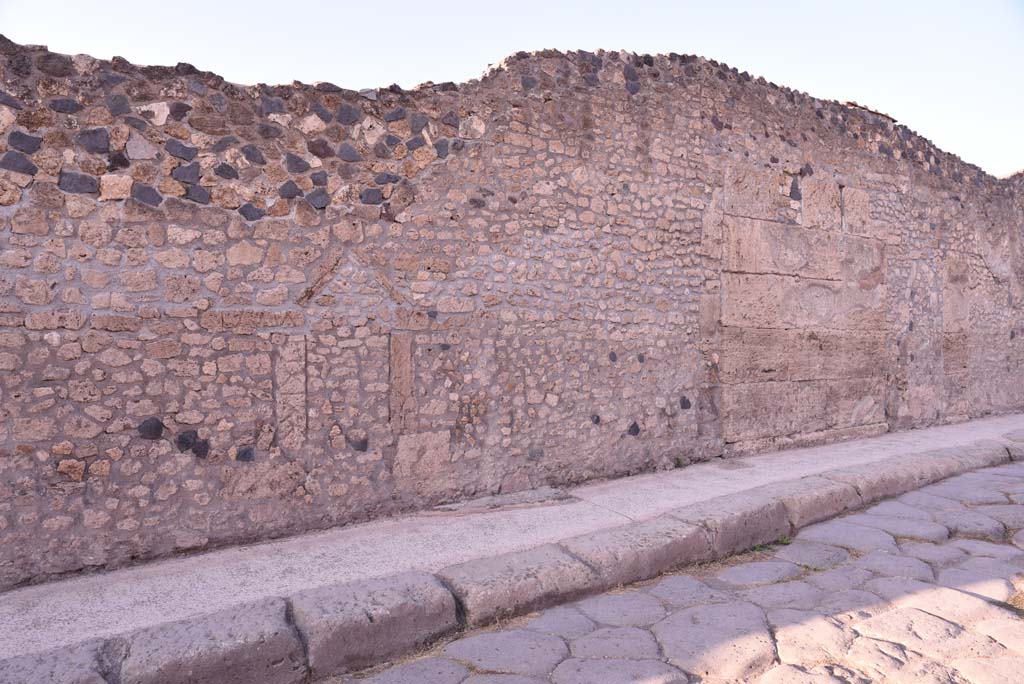 Vicolo del Menandro, north side, Pompeii. October 2019. Looking east along wall of Insula.
Foto Tobias Busen, ERC Grant 681269 DÉCOR.

