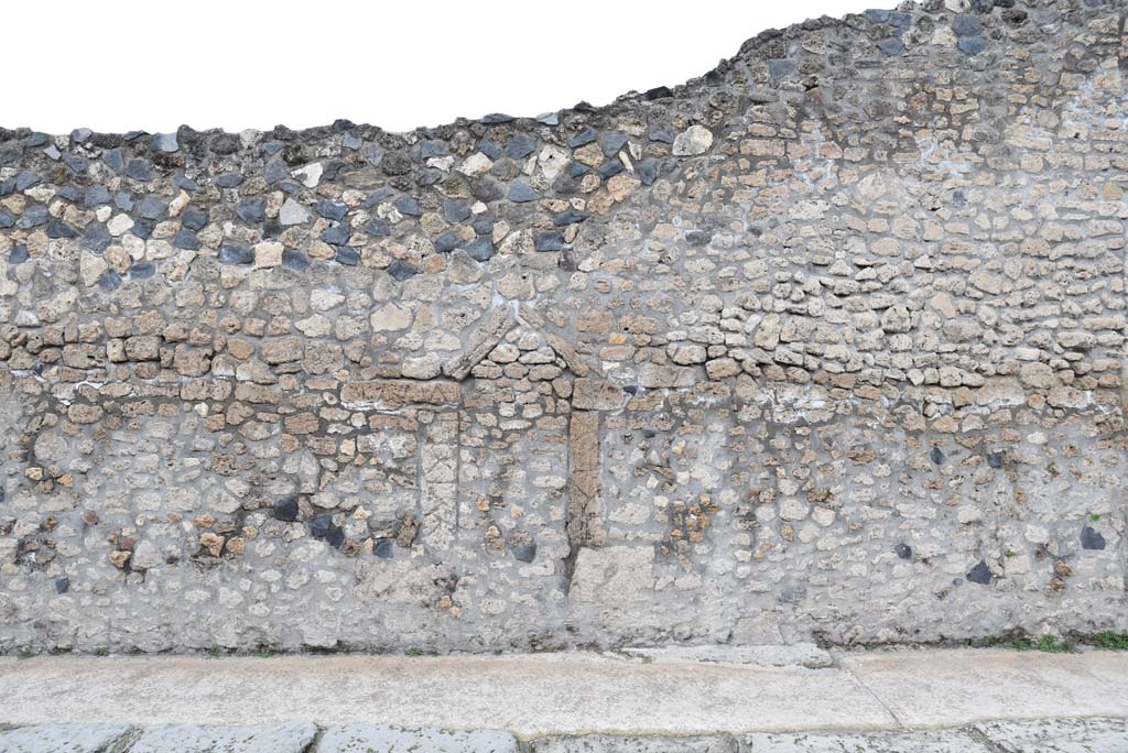 Vicolo del Menandro, north side, Pompeii. March 2018. Looking north towards south wall of Insula.
Foto Tobias Busen, ERC Grant 681269 DÉCOR.
