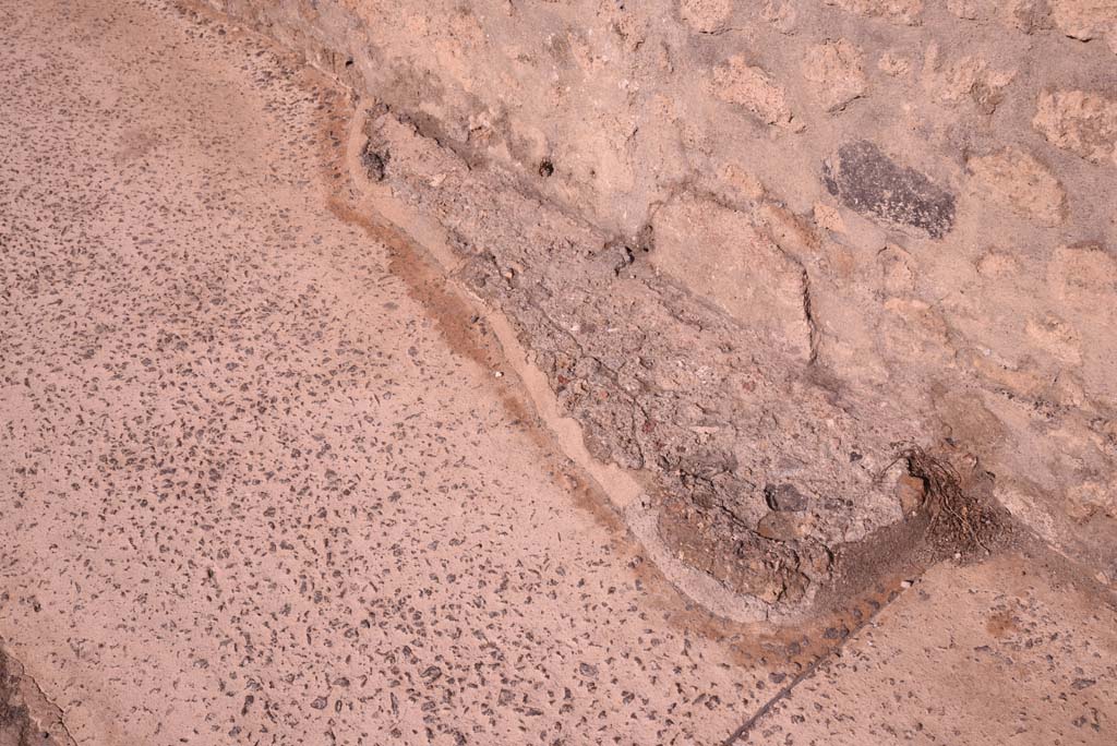 Vicolo del Menandro, north side, Pompeii. October 2019. Feature at base of wall on pavement.  
Foto Tobias Busen, ERC Grant 681269 DÉCOR.
