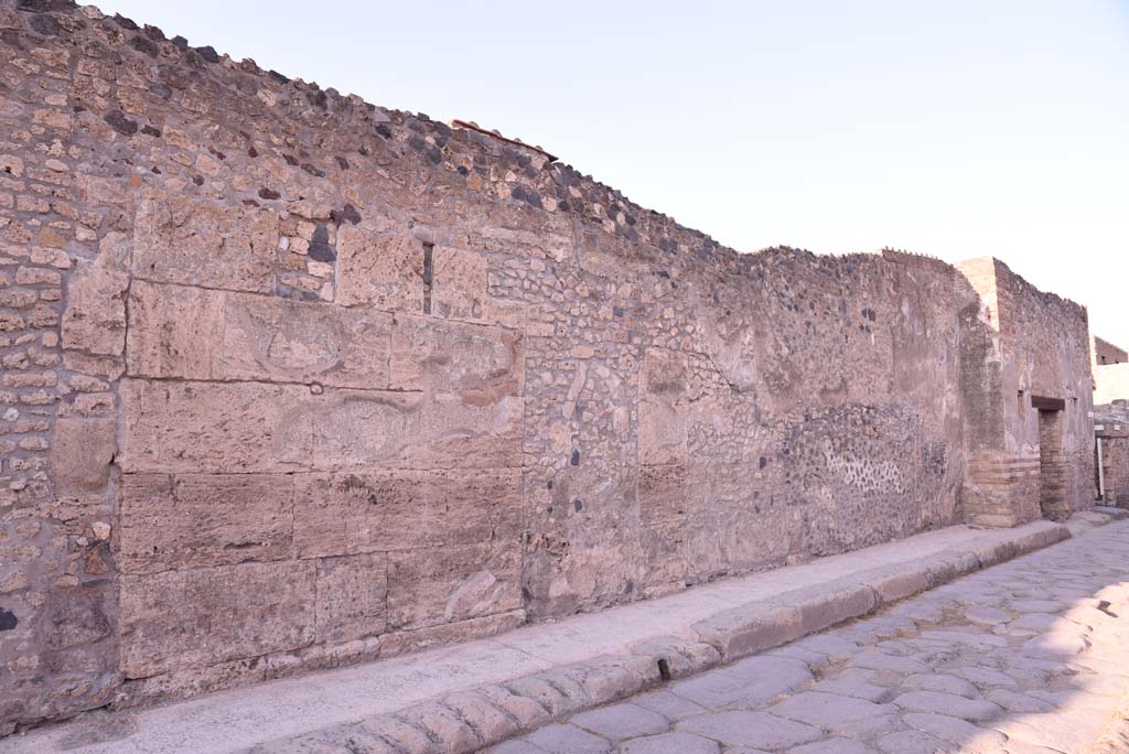 Vicolo del Menandro, north side, Pompeii. October 2019. Looking east along south wall towards I.4.28.  
Foto Tobias Busen, ERC Grant 681269 DÉCOR.
