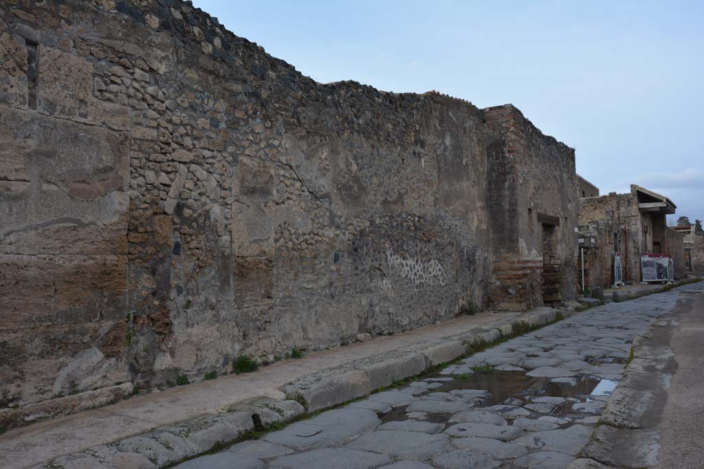 Vicolo del Menandro, Pompeii. March 2018. Looking east along south wall towards I.4.28, and junction with Vicolo del Citarista. 
Foto Tobias Busen, ERC Grant 681269 DÉCOR.

