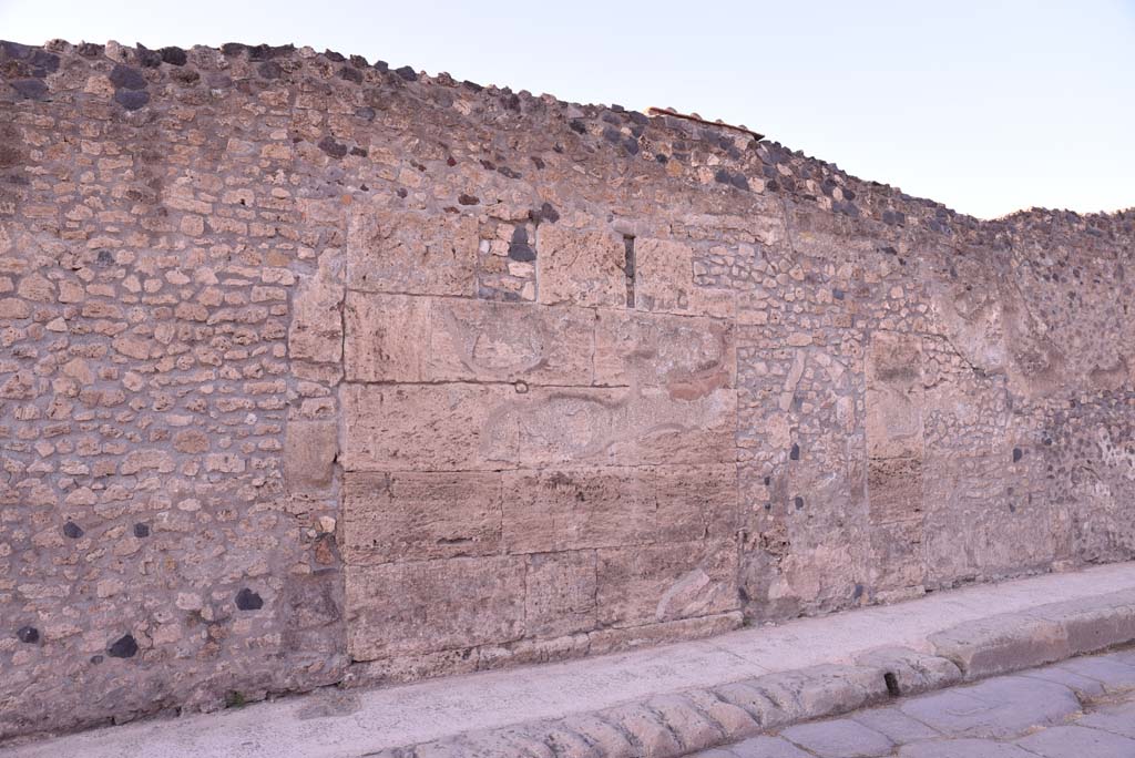 Vicolo del Menandro, north side, Pompeii. October 2019. South perimeter wall of Insula, with detail of block work.   
Foto Tobias Busen, ERC Grant 681269 DÉCOR.
