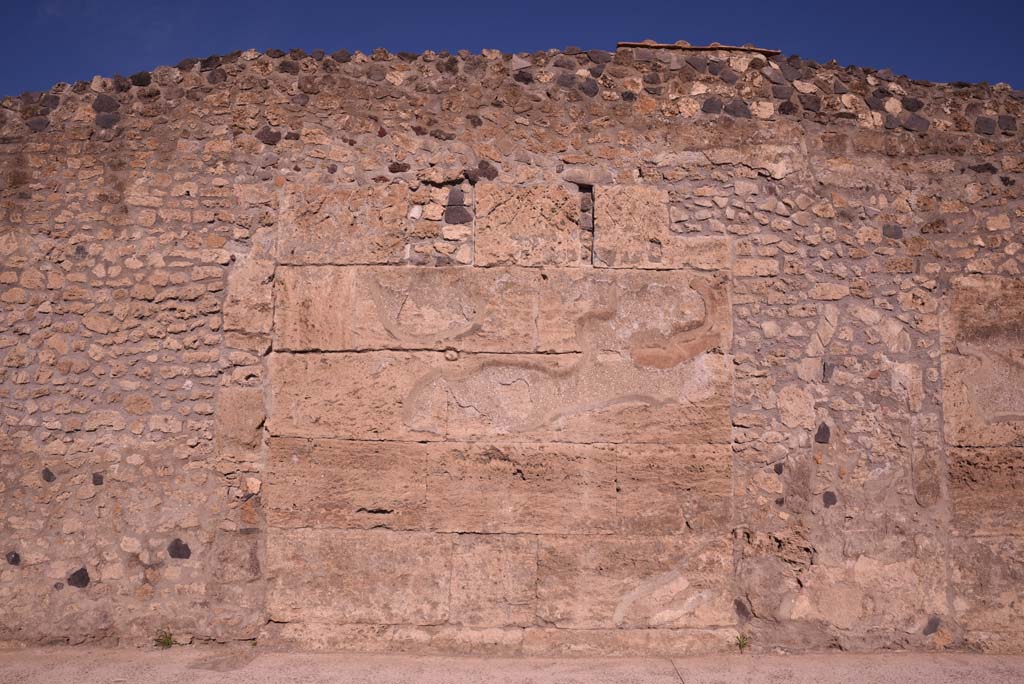 Vicolo del Menandro, north side, Pompeii. October 2019. Detail of block work on south perimeter wall of Insula.  
Foto Tobias Busen, ERC Grant 681269 DÉCOR.

