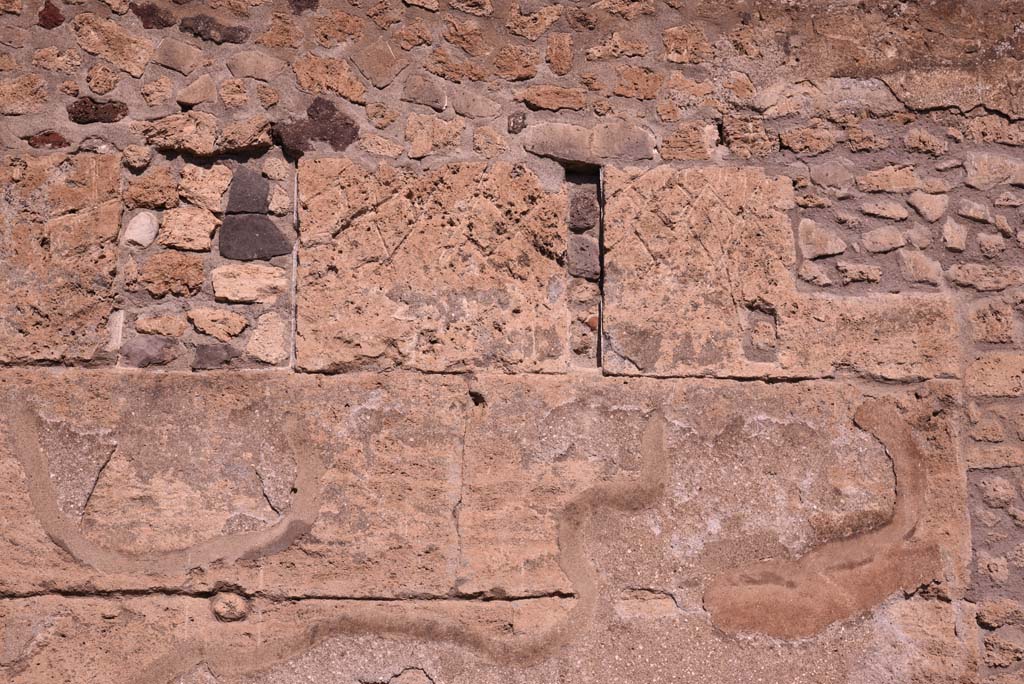 Vicolo del Menandro, north side, Pompeii. October 2019. Detail of upper block work on south perimeter wall of Insula.  
Foto Tobias Busen, ERC Grant 681269 DÉCOR.
