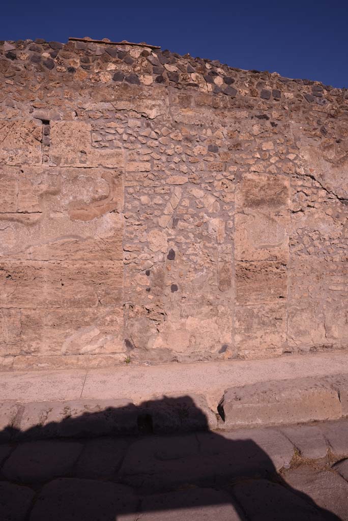 Vicolo del Menandro, north side, Pompeii. October 2019. Detail of south perimeter wall of Insula.  
Foto Tobias Busen, ERC Grant 681269 DÉCOR.


