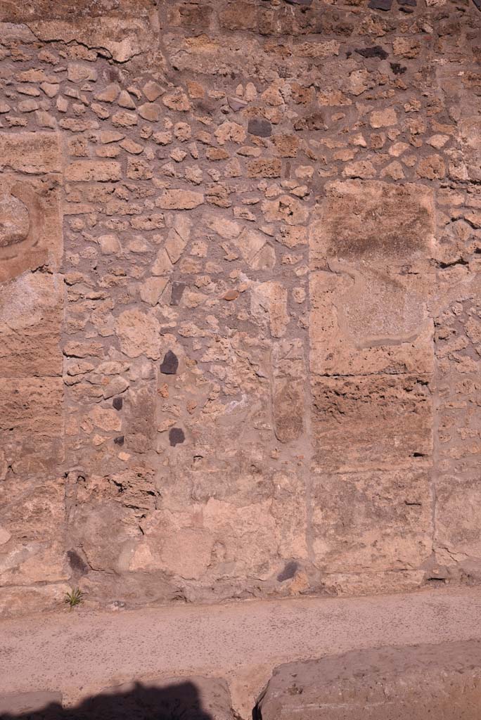 Vicolo del Menandro, north side, Pompeii. October 2019. 
Detail between blocks on south perimeter wall of Insula.  
Foto Tobias Busen, ERC Grant 681269 DÉCOR.
