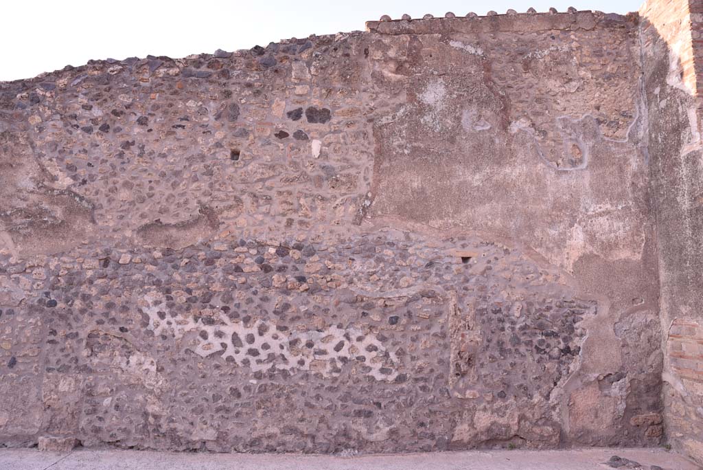 Vicolo del Menandro, north side, Pompeii. October 2019. Detail of wall at east end near I.4.28, on right.
Foto Tobias Busen, ERC Grant 681269 DÉCOR.

