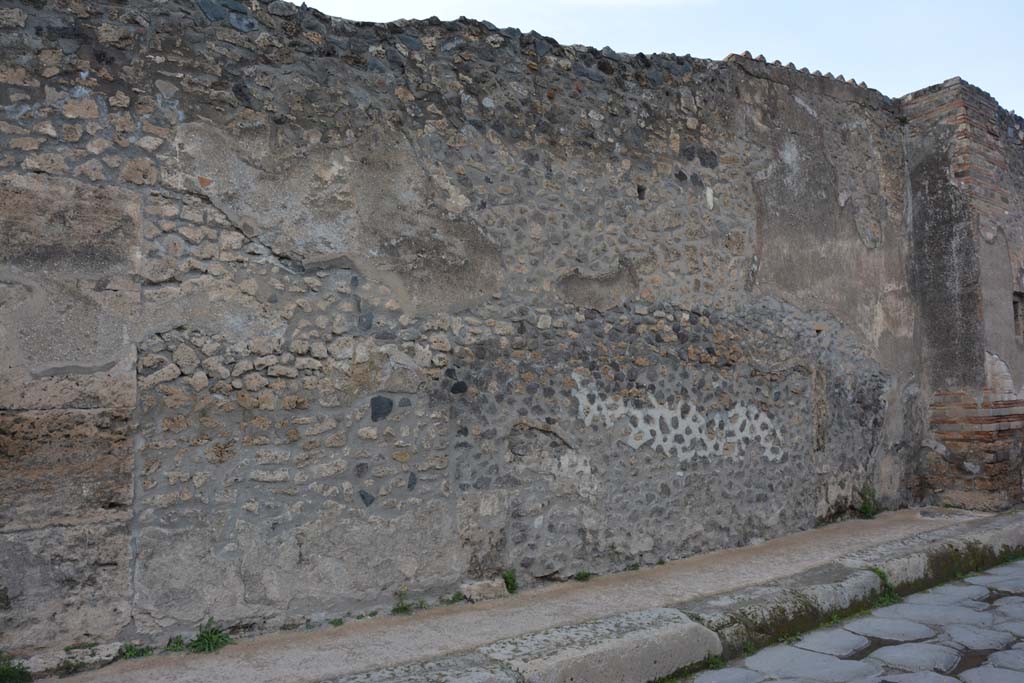 Vicolo del Menandro, Pompeii. March 2018. Detail of wall towards east end near I.4.28, on right.   
Foto Tobias Busen, ERC Grant 681269 DÉCOR.
