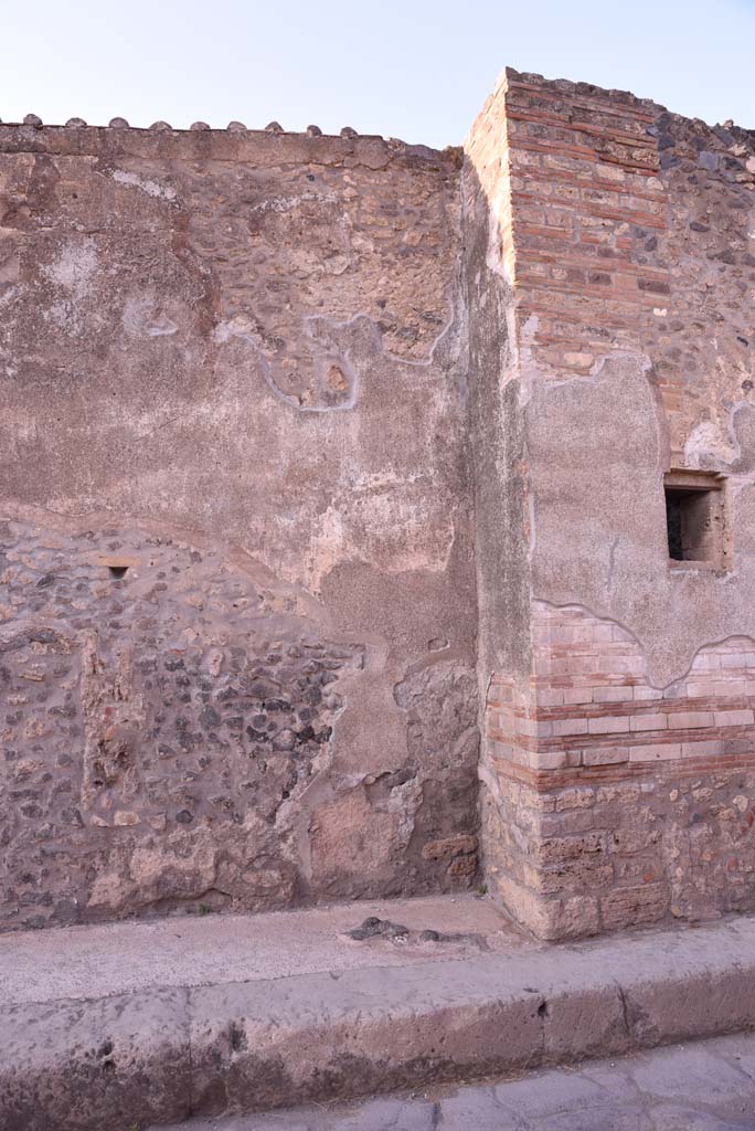 Vicolo del Menandro, north side, Pompeii. October 2019. Wall at west side of I.4.28.
Foto Tobias Busen, ERC Grant 681269 DÉCOR.

