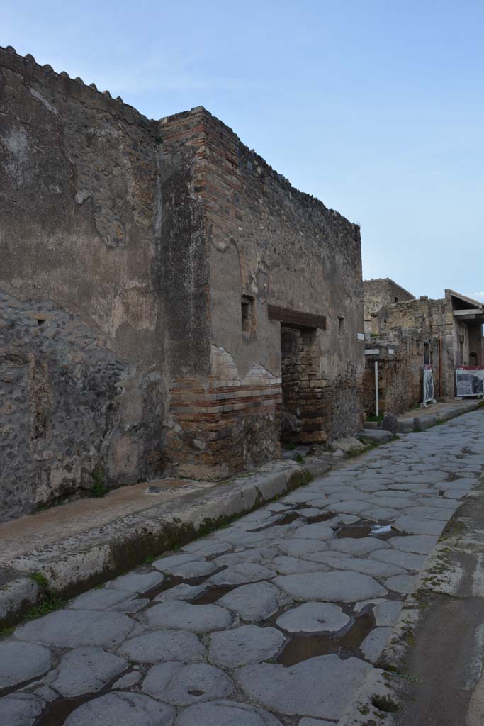Vicolo del Menandro, north side, Pompeii. March 2018. 
Looking north-east towards I.4.28, followed by junction with Vicolo del Citarista.
Foto Tobias Busen, ERC Grant 681269 DÉCOR.

