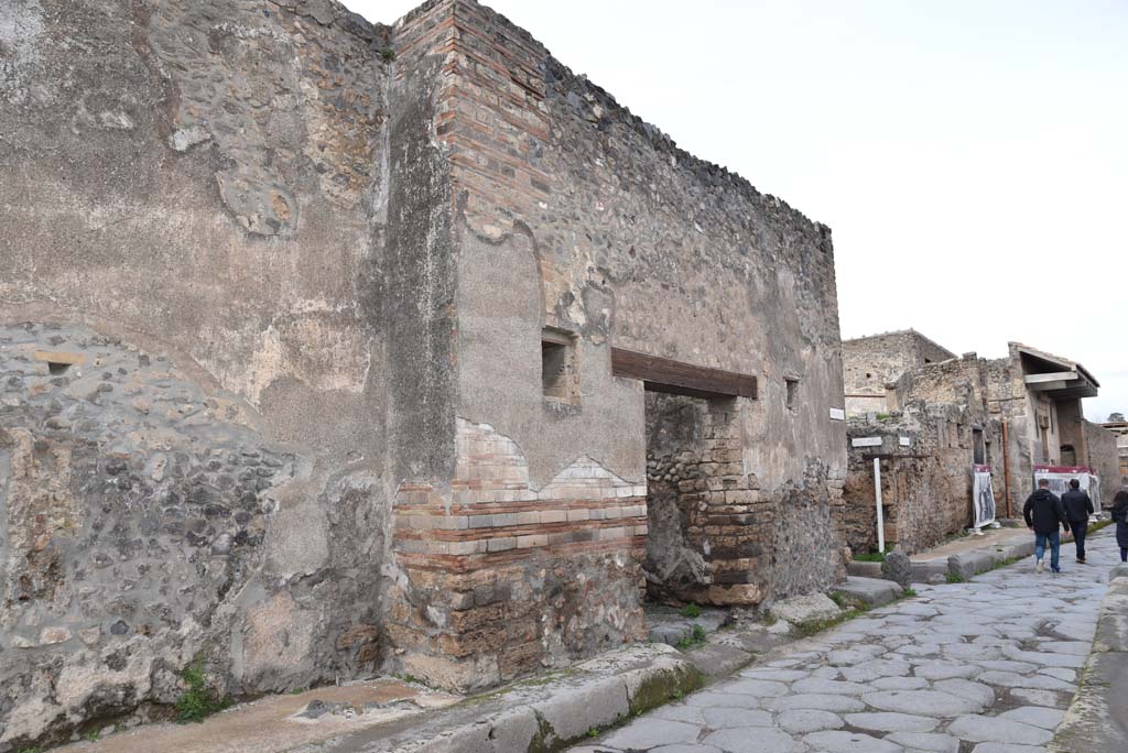 Vicolo del Menandro, north side, Pompeii. March 2018. 
Looking towards entrance doorway of I.4.28, centre right, and junction into Vicolo del Citarista.
Foto Tobias Busen, ERC Grant 681269 DÉCOR.

