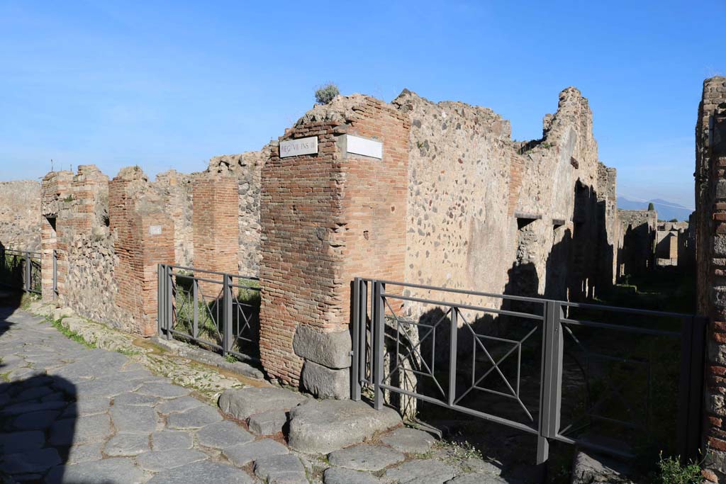 Vicolo del Panettiere, north side, on right, Pompeii. December 2018. 
Looking north towards junction with Vicolo Storto, on left. Photo courtesy of Aude Durand.
