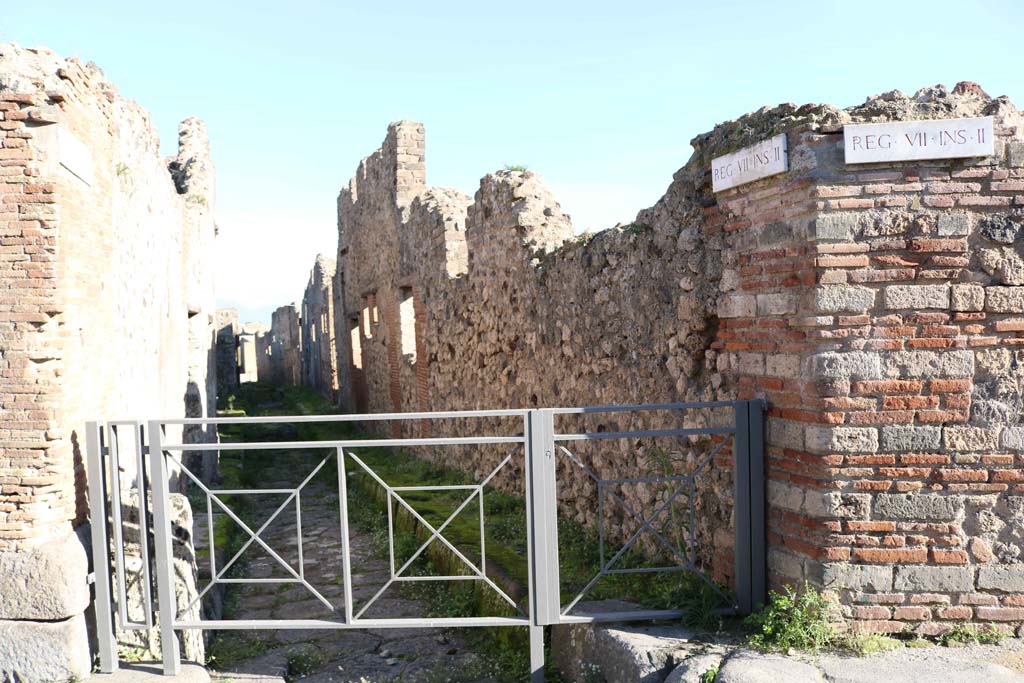 Vicolo del Panettiere, Pompeii. December 2018. Looking east from junction with Vicolo Storto. Photo courtesy of Aude Durand.