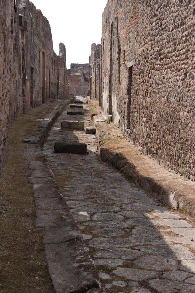 Vicolo del Panettiere, Pompeii, between VII.2, on left, and VII.3, on right. December 2018. 
Looking west from Via Stabiana. Photo courtesy of Aude Durand.
