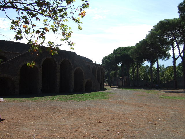 Vicolo dell’Anfiteatro, south end. September 2005. Looking south from the junction towards the amphitheatre, and the palaestra. 
