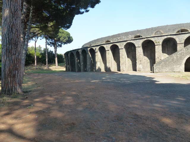 Vicolo dell’Anfiteatro, south end. June 2012. Looking south-east from the end of the Vicolo del Anfiteatro across the Piazzale Anfiteatro.  Photo courtesy of Michael Binns.

