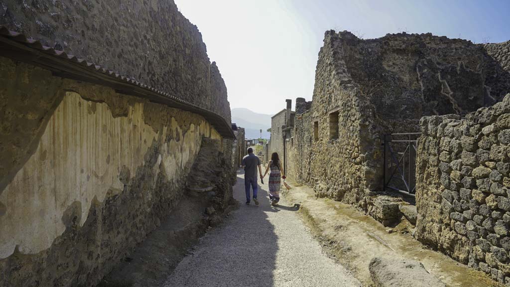 Vicolo dell'Efebo, Pompeii. August 2021. Looking south from junction with Via dell’Abbondanza. Photo courtesy of Robert Hanson.