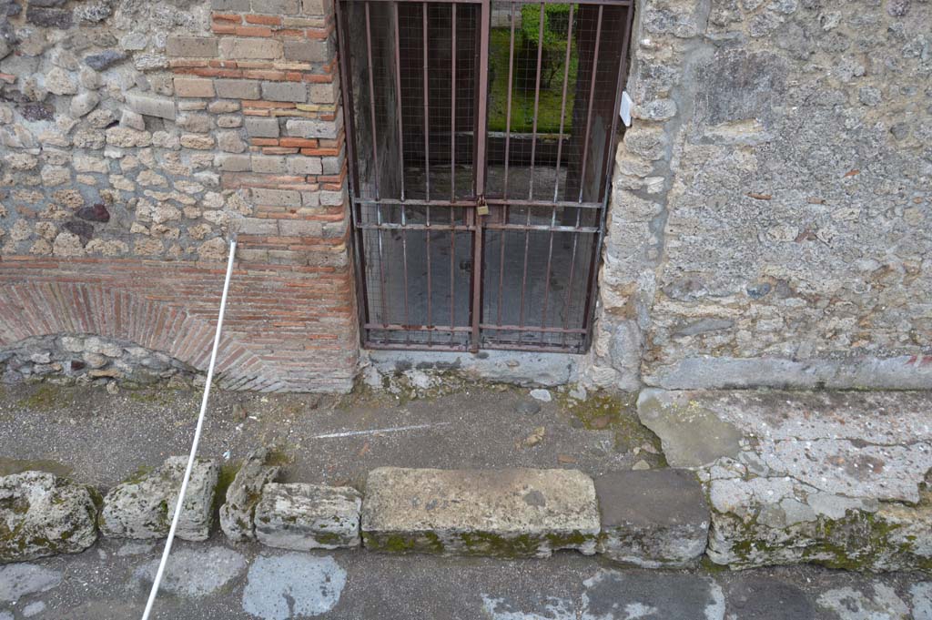 Vicolo della Fullonica, Pompeii. March 2018. Looking east, detail of lower wall and pavement, continuation south from doorway.
Foto Taylor Lauritsen, ERC Grant 681269 DÉCOR.
