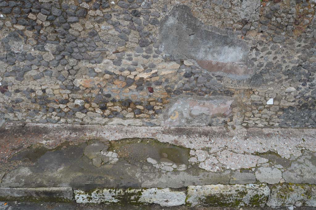Vicolo della Fullonica, Pompeii. March 2018. Looking east, detail of lower wall and pavement, continuation south.
Foto Taylor Lauritsen, ERC Grant 681269 DÉCOR.
