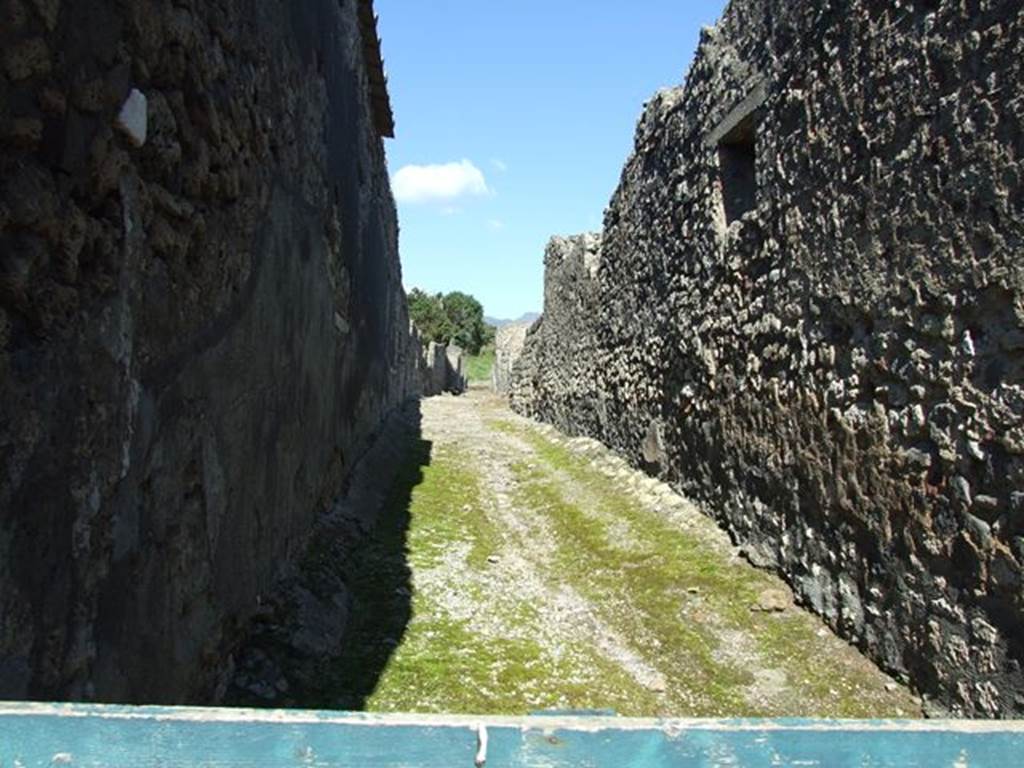 Vicolo della Fullonica between VI.5 and VI.7. October 2017. Looking south from doorway at VI.5.17, on right. 
Foto Taylor Lauritsen, ERC Grant 681269 DÉCOR.
