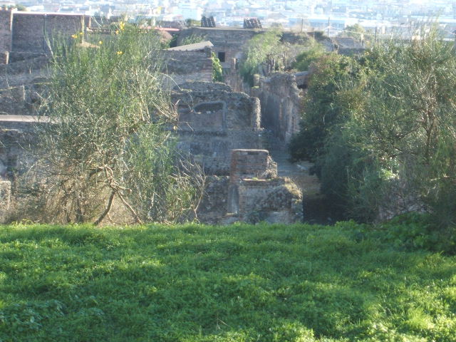 Vicolo della Fullonica between VI.7 and VI.5. Looking south from the city walls. December 2004.
