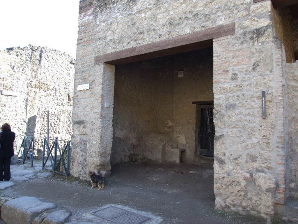 I.11.7 on the west side of Vicolo della Nave Europa and its junction with the south side of Via dell’ Abbondanza. December 2006.