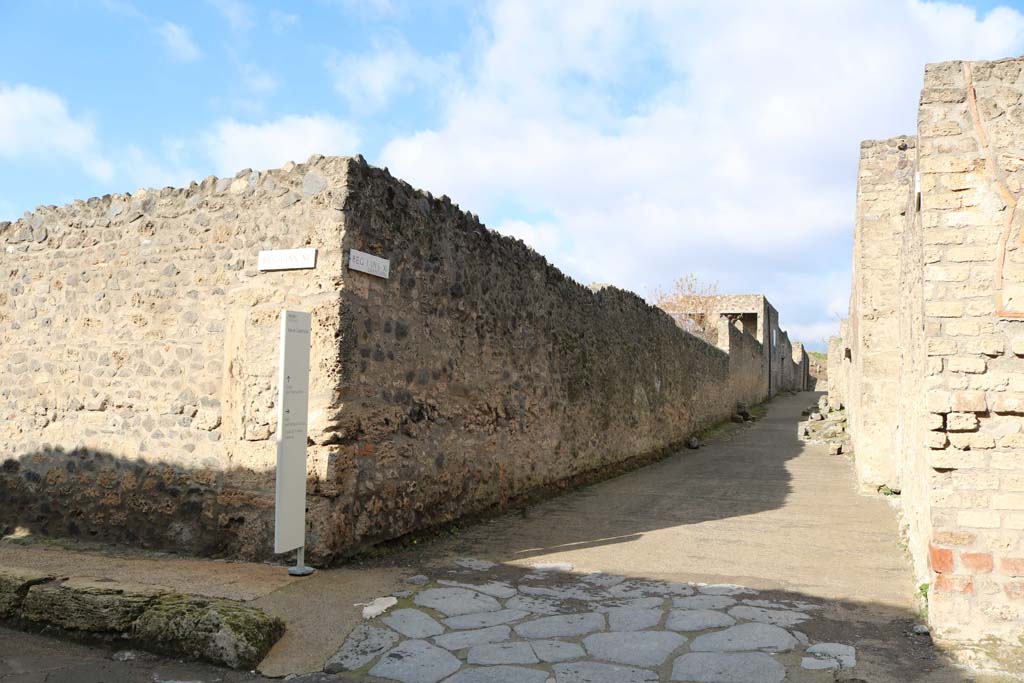 Vicolo della Nave Europa, west side, Pompeii. December 2018. 
Looking north towards I.11.9 and Via dell’Abbondanza, from junction with Via di Castricio. Photo courtesy of Aude Durand.
