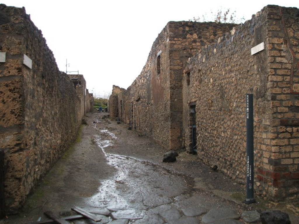 Vicolo della Nave Europa between I.11 and I.12. Looking north from the junction with Via di Castricio. December 2004.