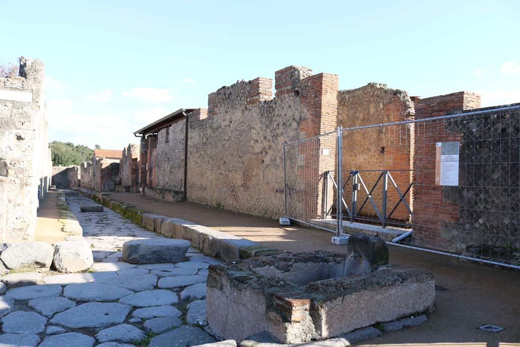 Vicolo della Regina, Pompeii. December 2018. Looking east from fountain at south end of Via del Scuola. Photo courtesy of Aude Durand.