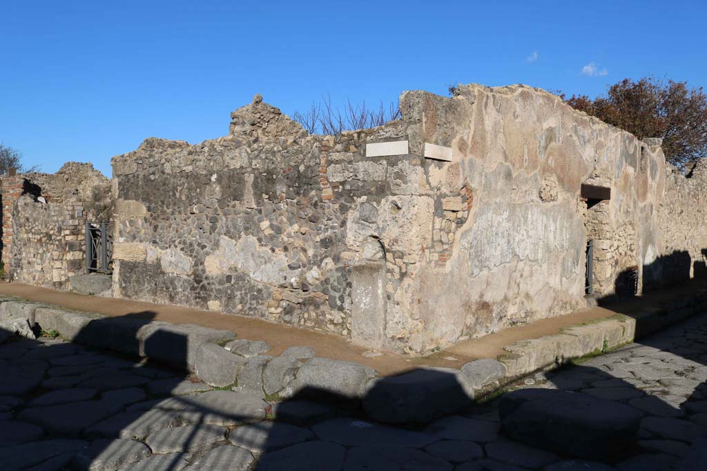 Vicolo della Regina, north side, on right, Pompeii. December 2018. 
Looking east from junction with Via delle Scuole, on left. Photo courtesy of Aude Durand.
